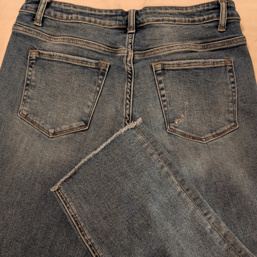 Women's Cropped, Classic Blue, Frayed Hem Jeans By VERVET - Picture 2 of 3